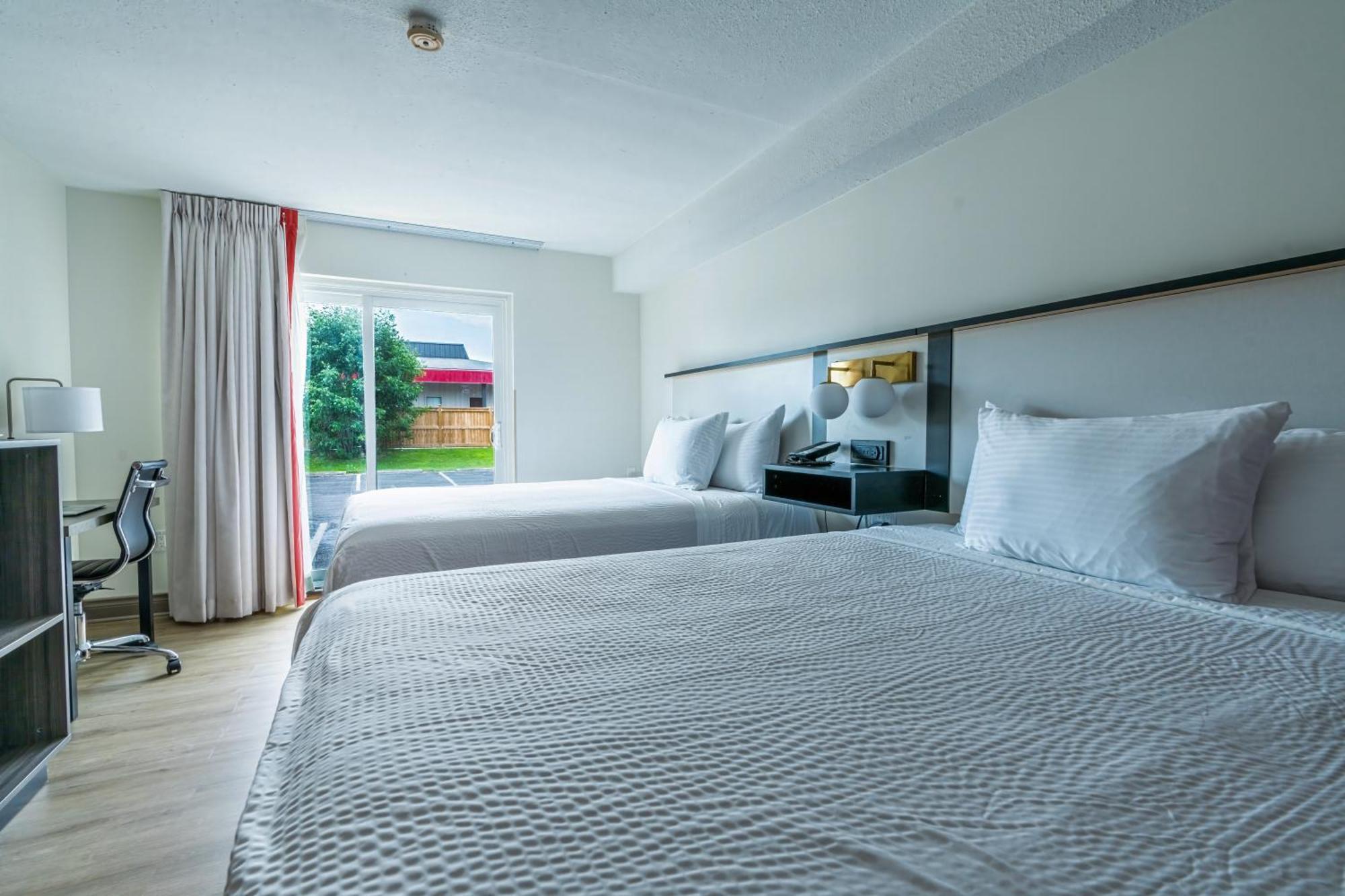 Ramada By Wyndham Kingston Motel Eksteriør billede