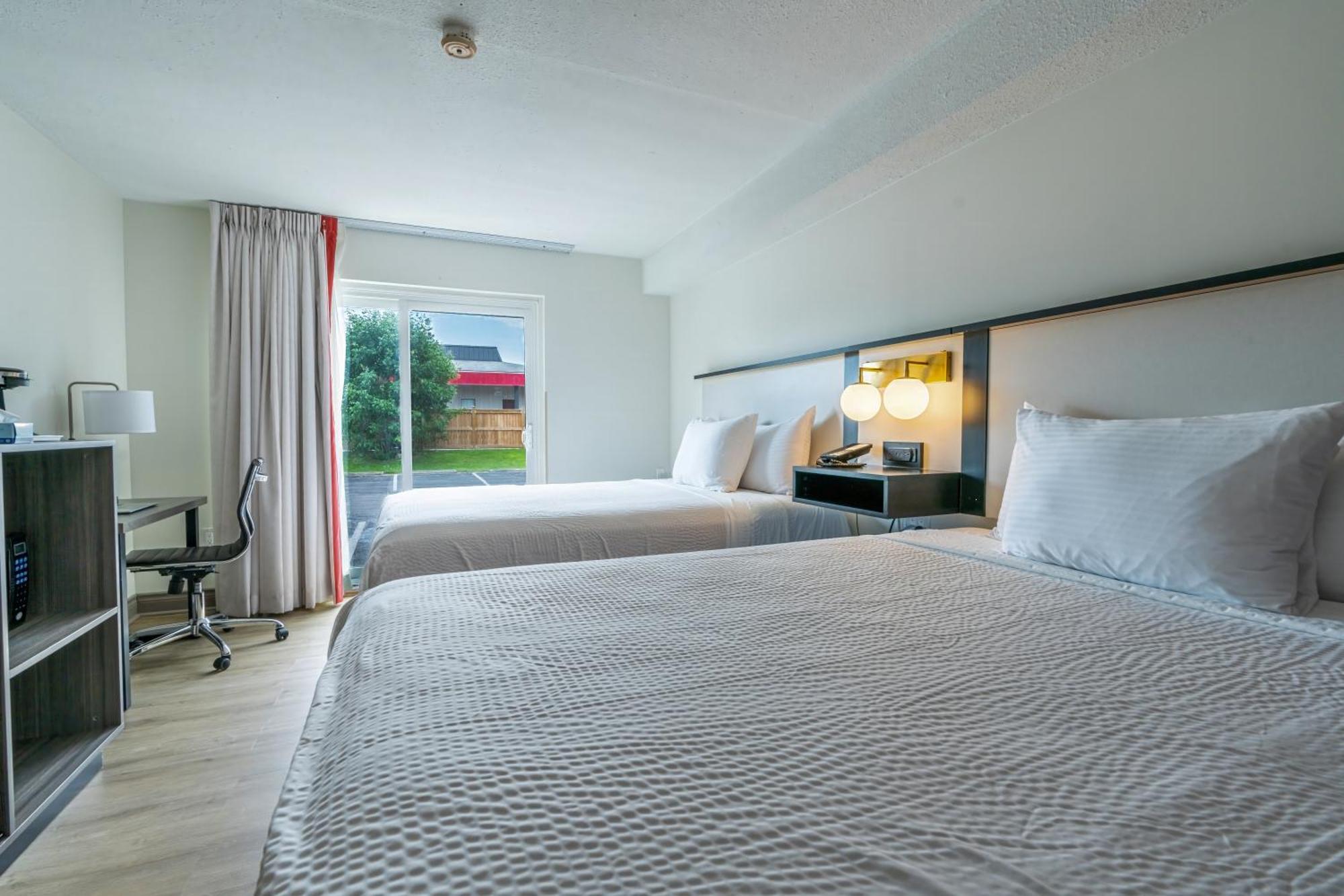 Ramada By Wyndham Kingston Motel Eksteriør billede