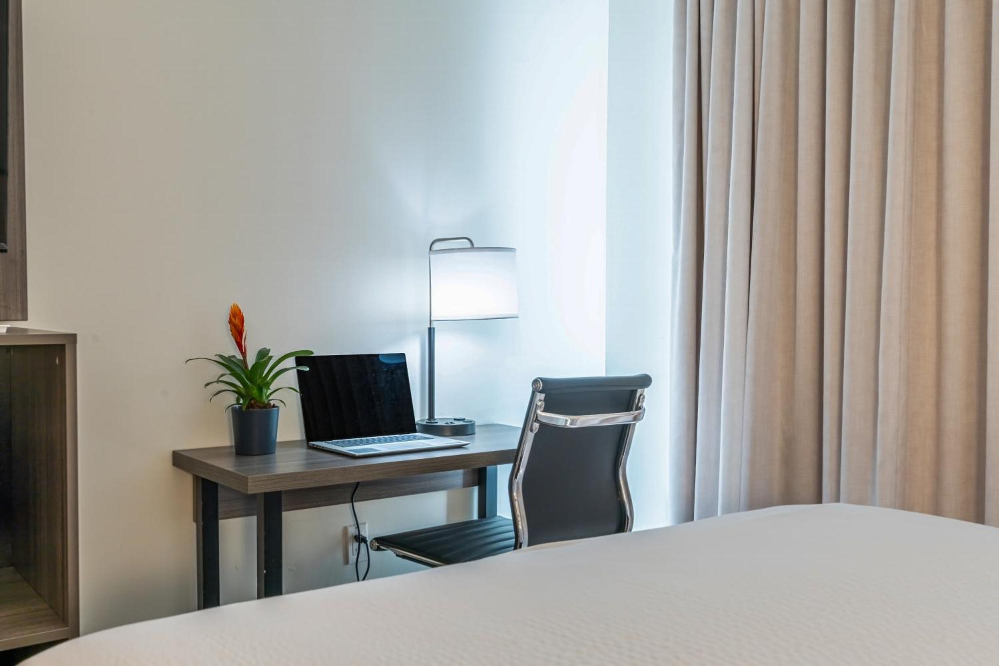 Ramada By Wyndham Kingston Motel Eksteriør billede