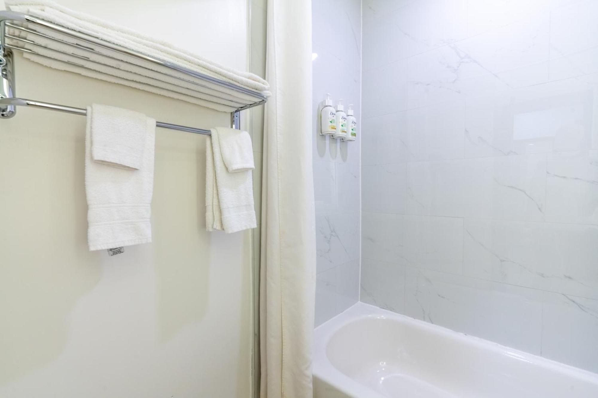 Ramada By Wyndham Kingston Motel Eksteriør billede