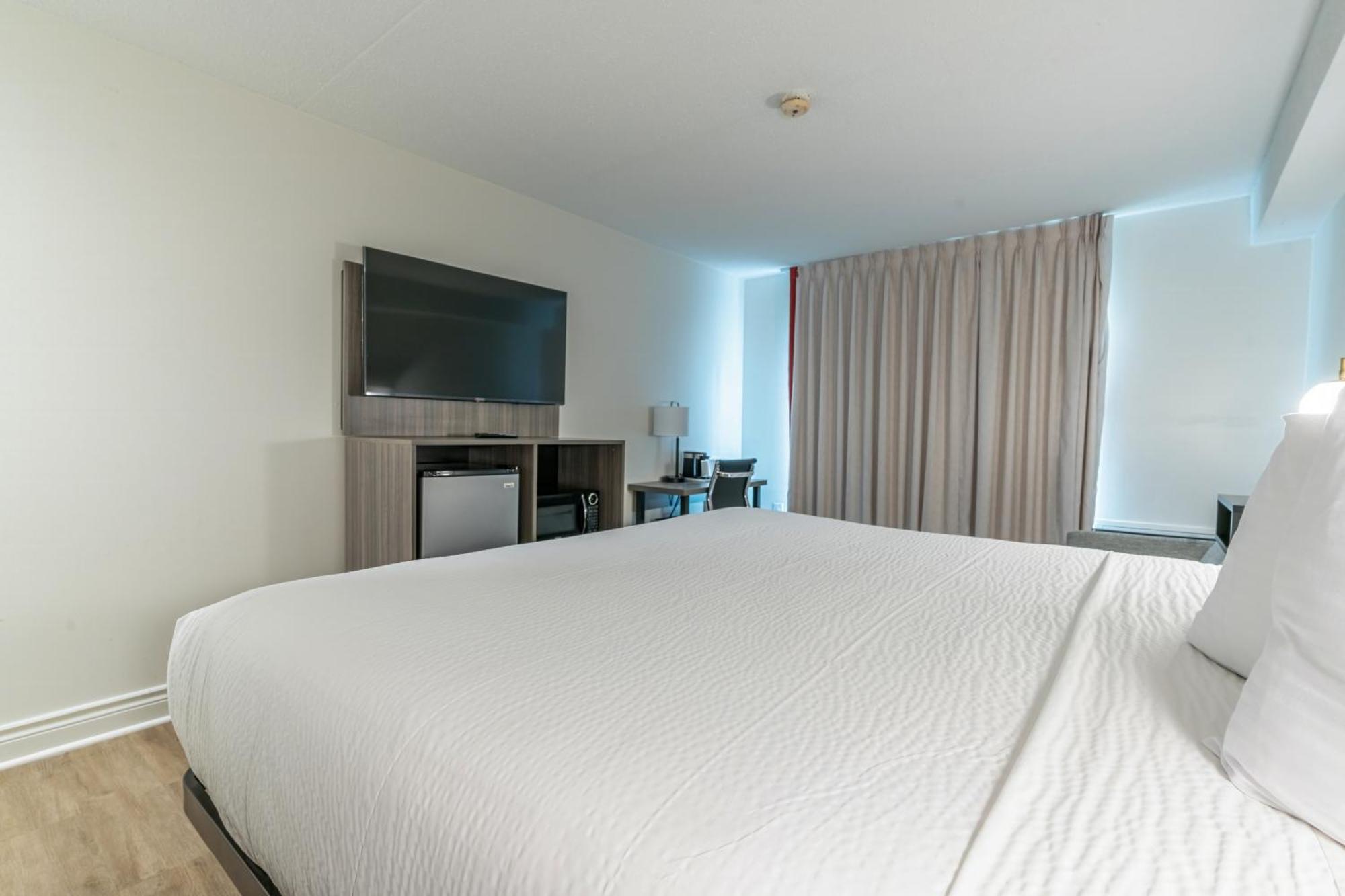 Ramada By Wyndham Kingston Motel Eksteriør billede