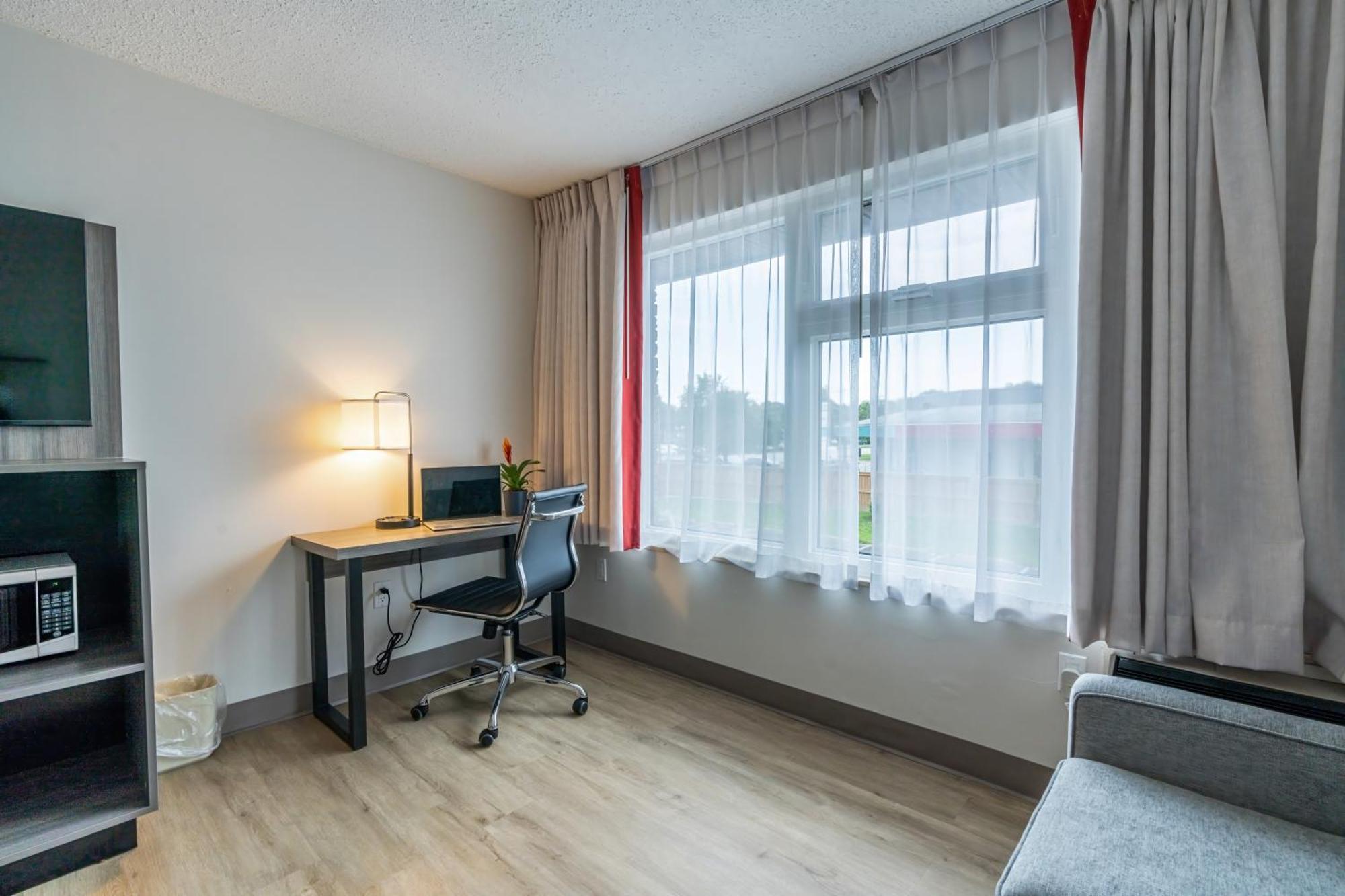 Ramada By Wyndham Kingston Motel Eksteriør billede