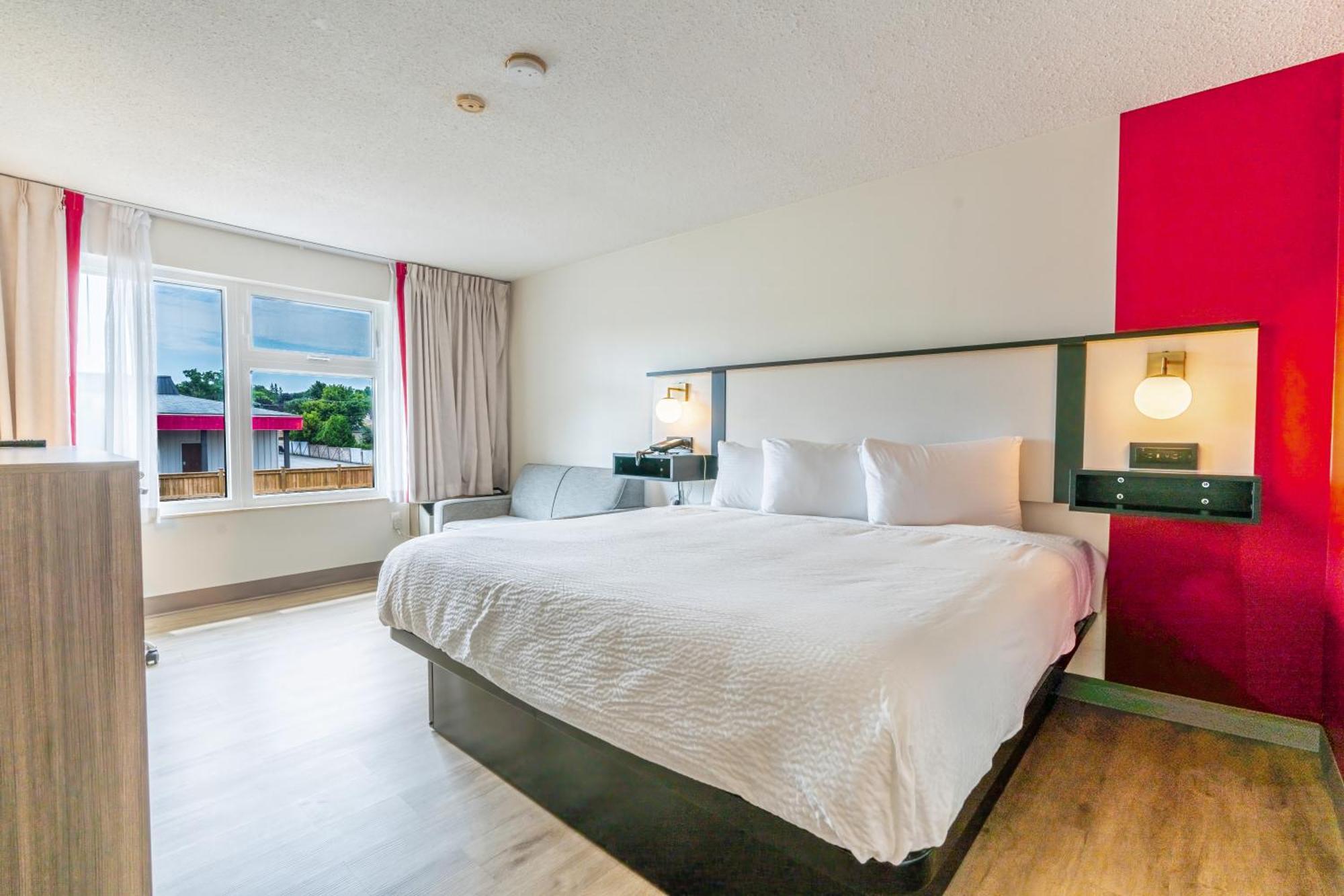 Ramada By Wyndham Kingston Motel Eksteriør billede