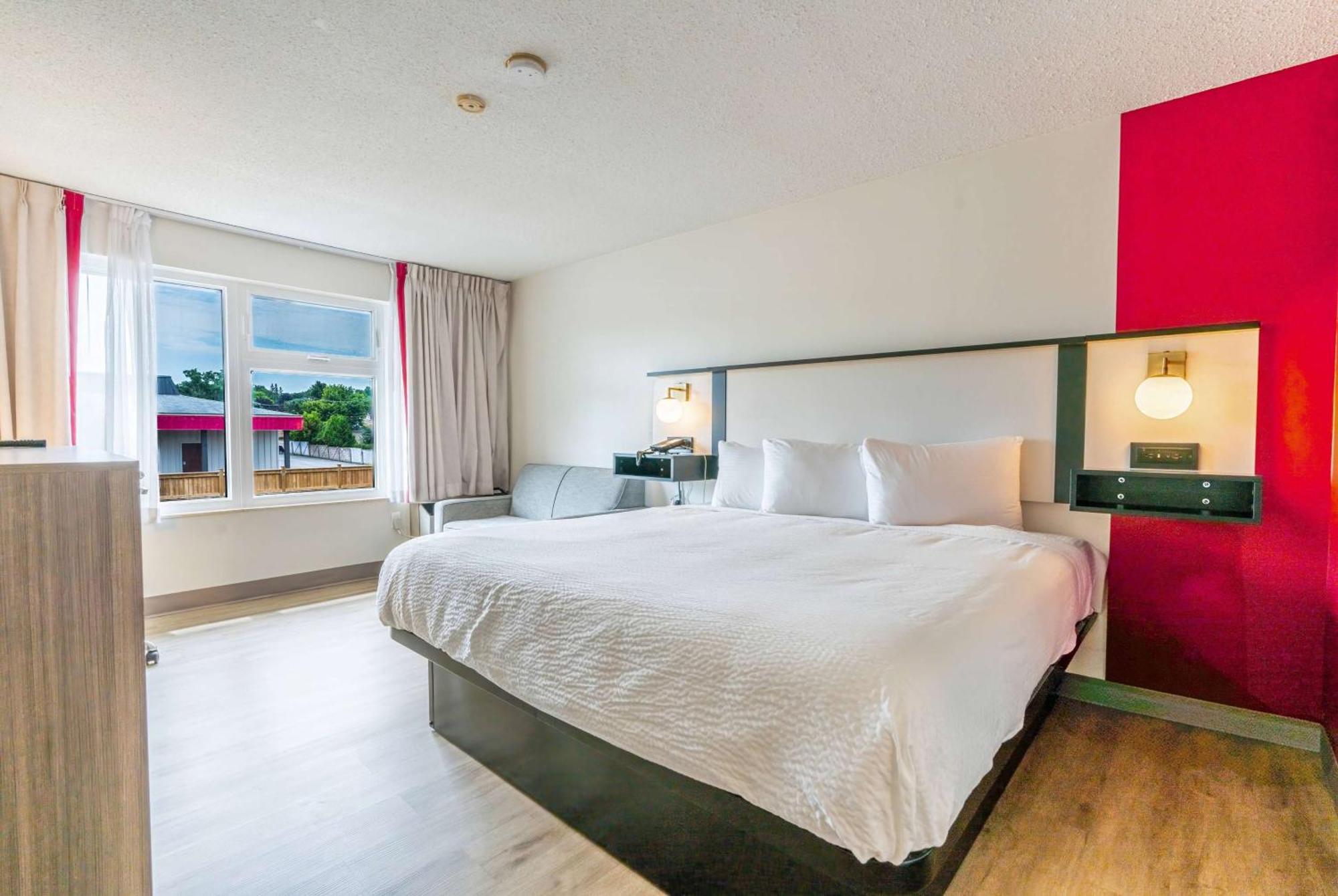 Ramada By Wyndham Kingston Motel Eksteriør billede