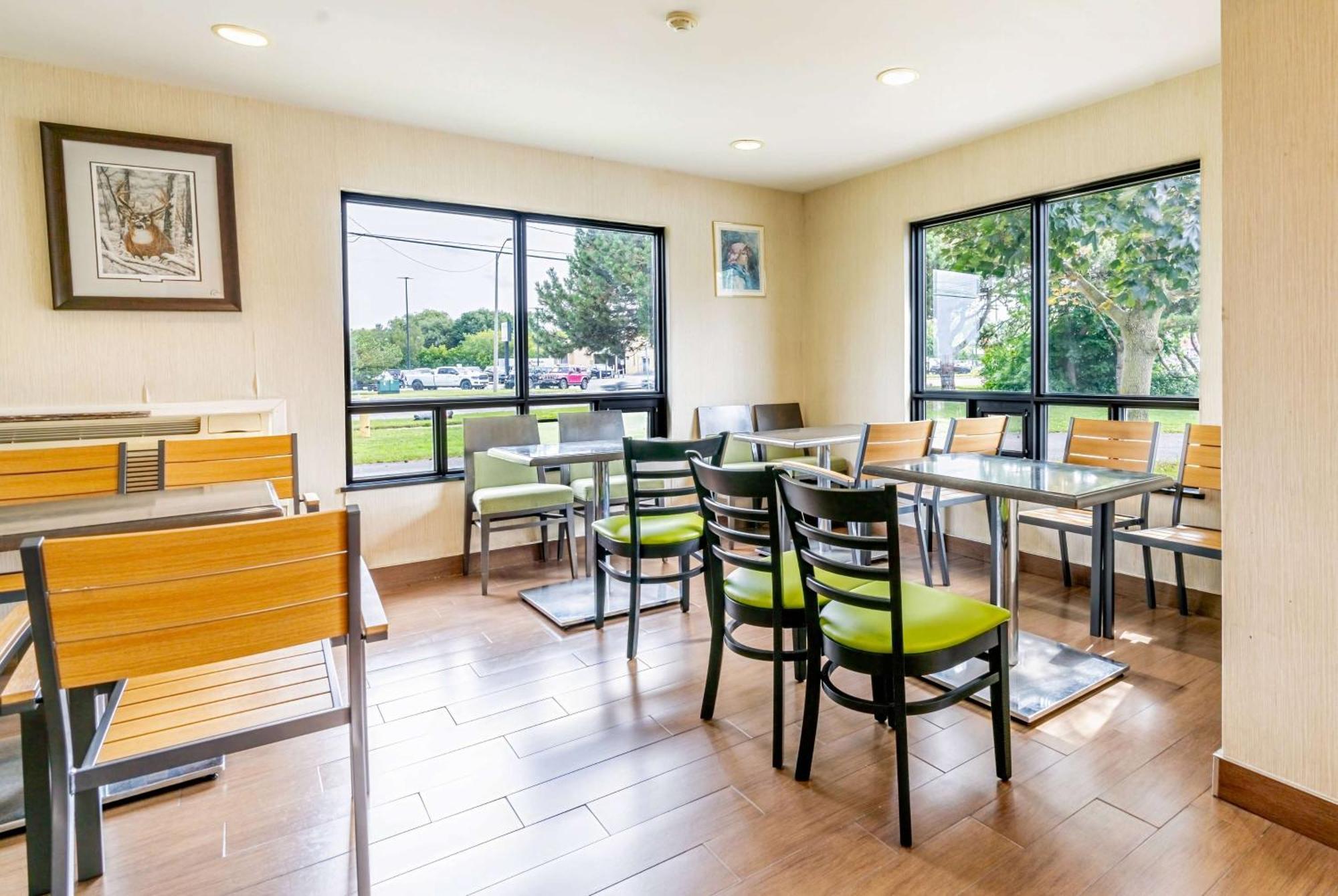 Ramada By Wyndham Kingston Motel Eksteriør billede