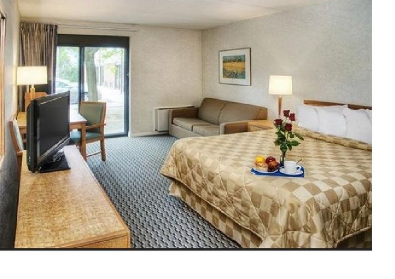 Ramada By Wyndham Kingston Motel Eksteriør billede