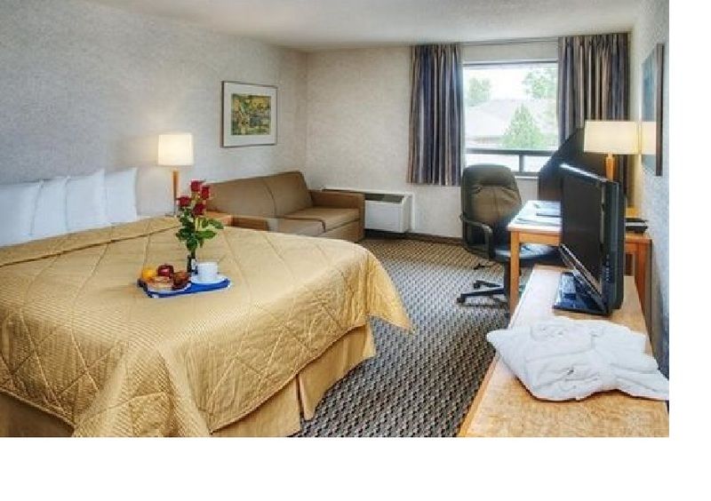 Ramada By Wyndham Kingston Motel Eksteriør billede