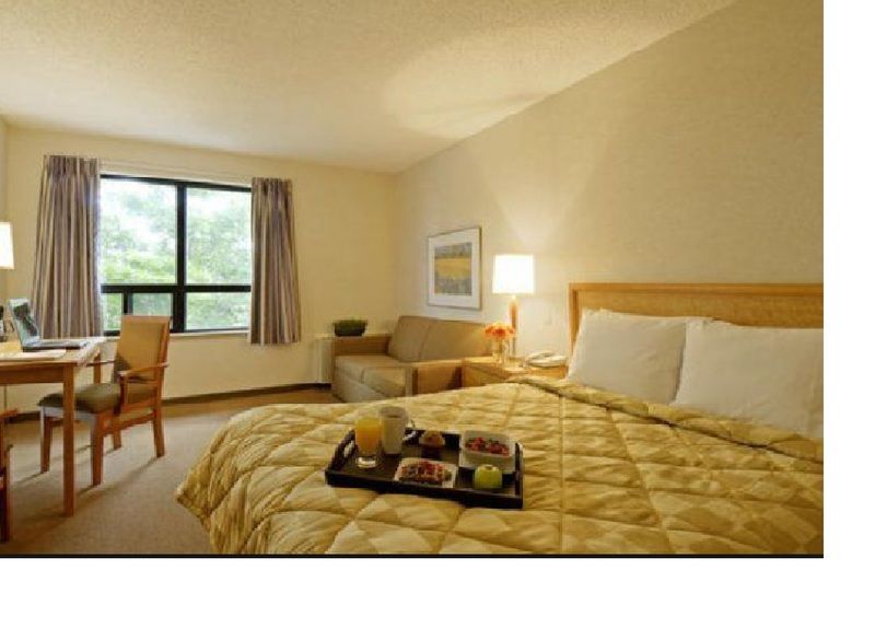 Ramada By Wyndham Kingston Motel Eksteriør billede