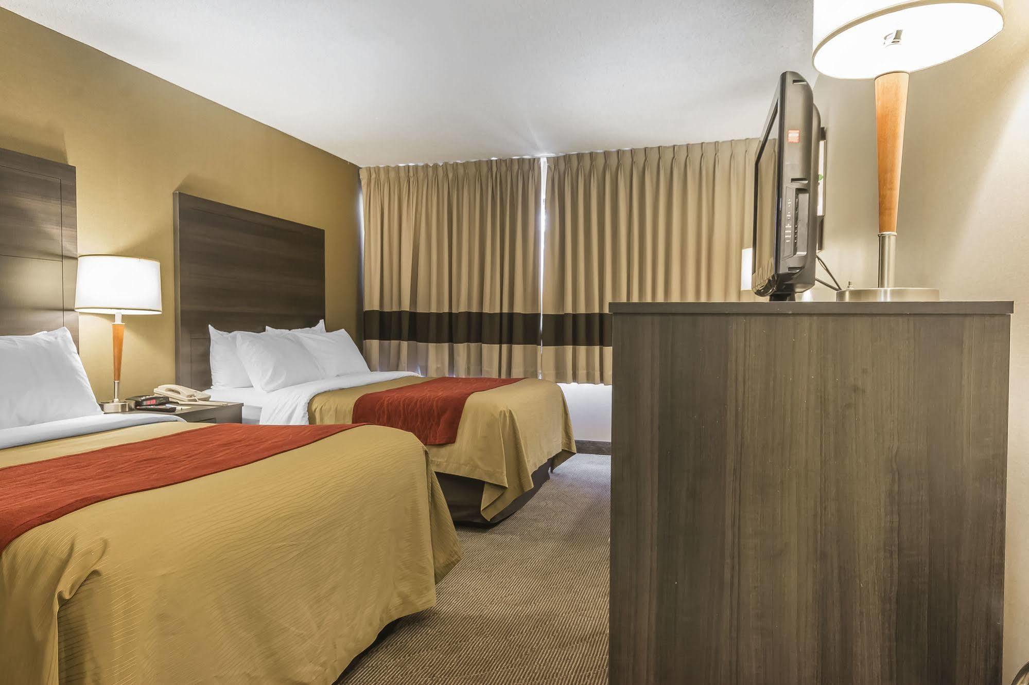 Ramada By Wyndham Kingston Motel Eksteriør billede