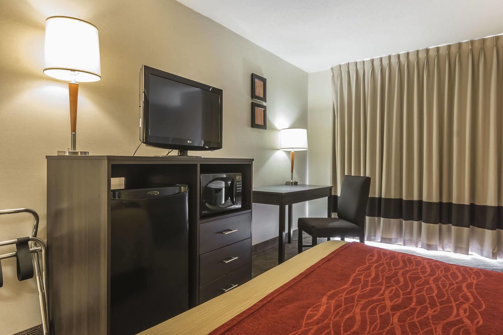 Ramada By Wyndham Kingston Motel Eksteriør billede