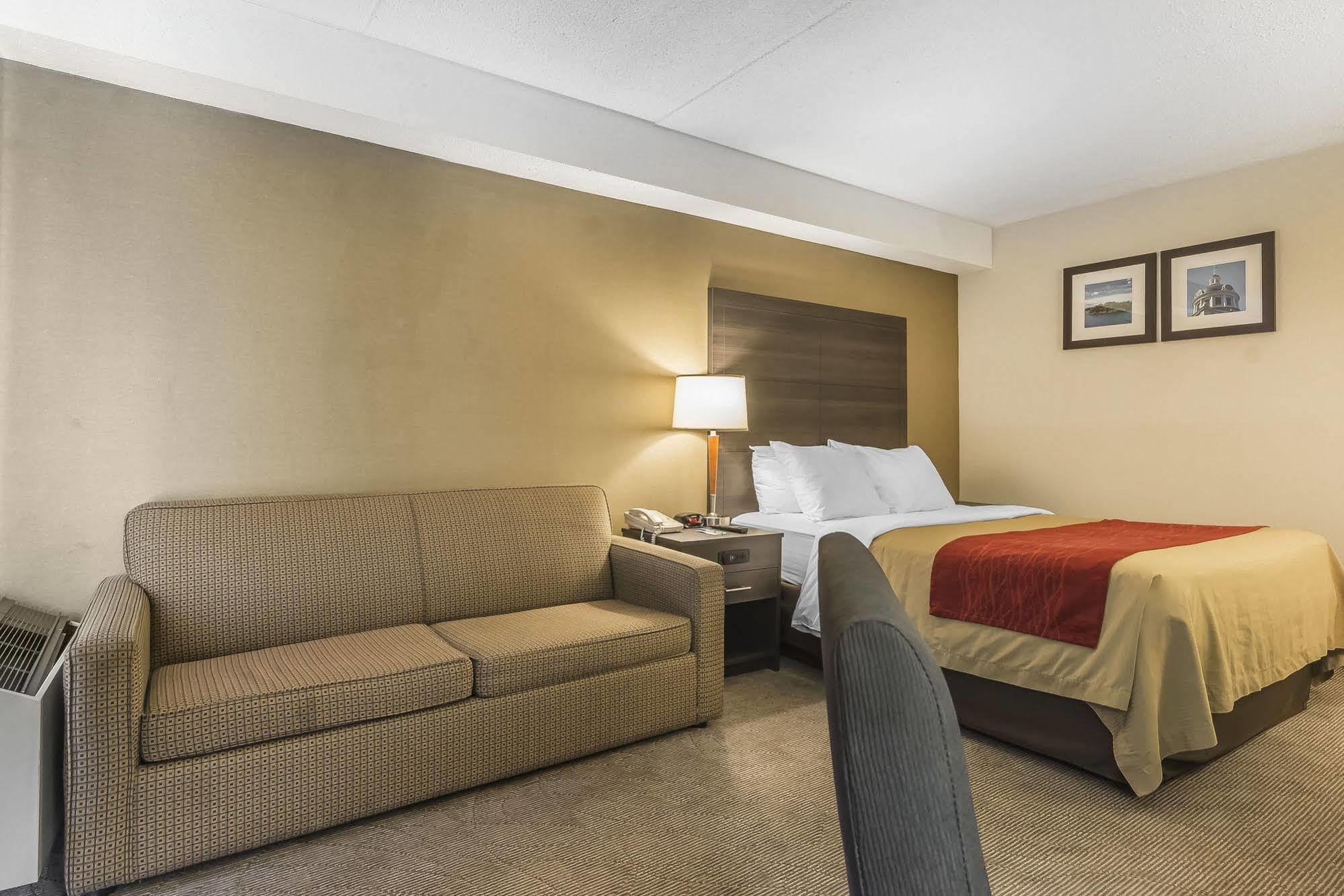 Ramada By Wyndham Kingston Motel Eksteriør billede